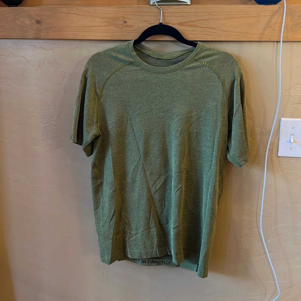 Lululemon mens M metal vent shirt - green black lines